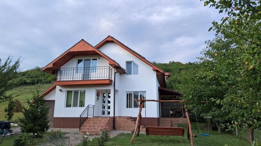 Casă cu 4 camere în Bărdești