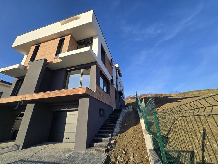 Casă cu 4 camere decomandat în Sud