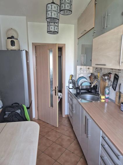 Apartament cu 3 camere semidecomandat în Colentina