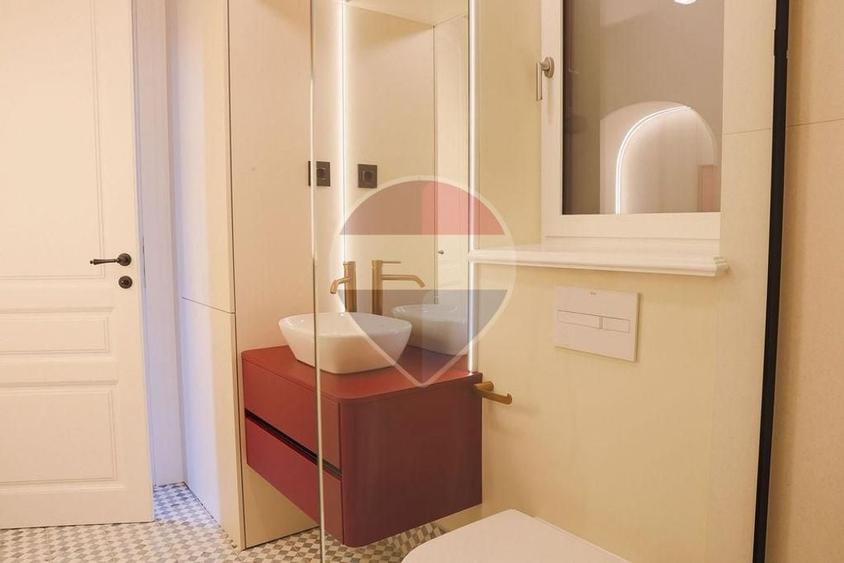 De vânzare apartament cu 3 camere, 2 băi, restaurat integral - Central - 26