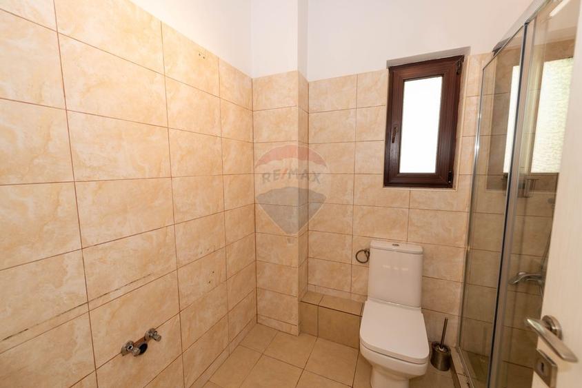 Casă individuală cu 9 camere cu Teren 400 Mp în Est