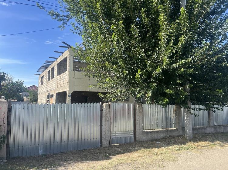 Casă cu 2 camere cu Teren 1000 Mp în Central