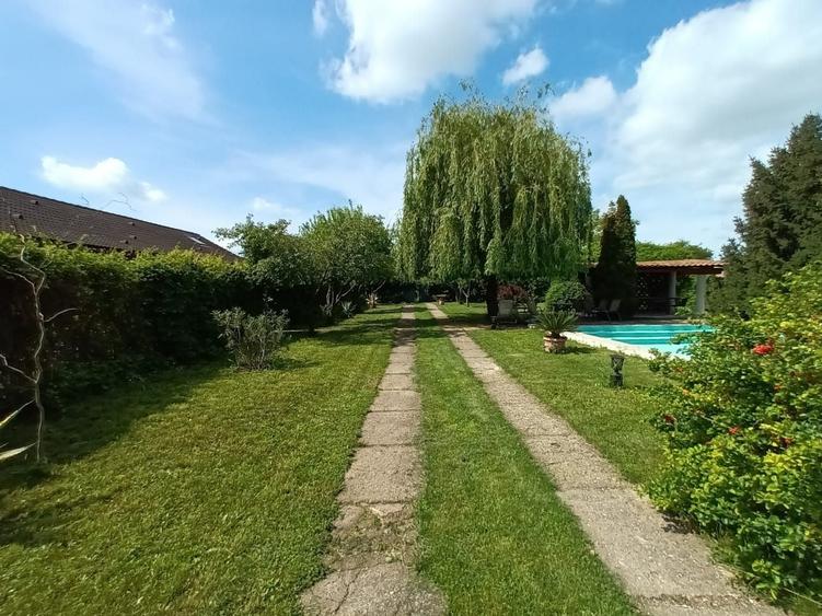 Casă individuală cu 8 camere cu Piscina în Ghermănești