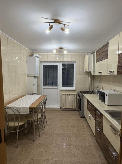 Apartament cu 3 camere decomandat, mobilat în Între Lacuri