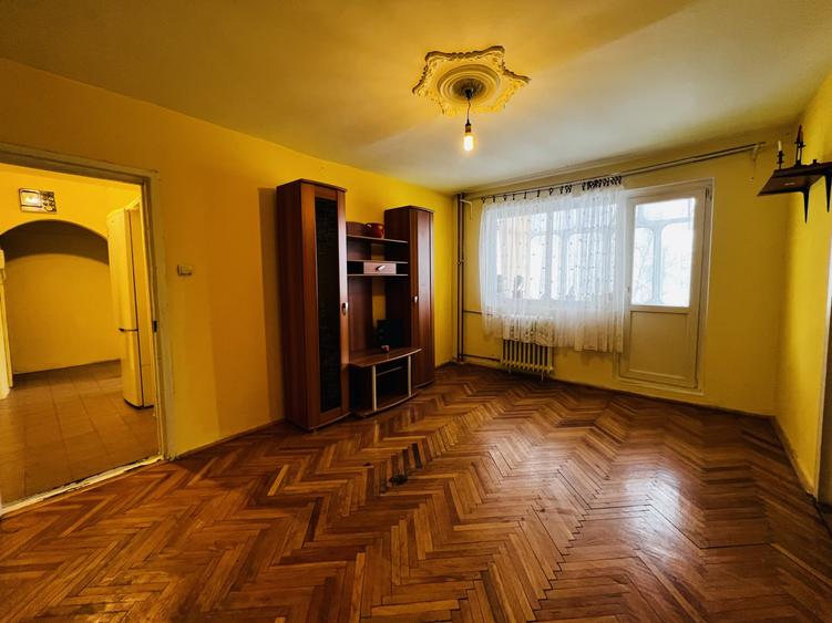 Apartament cu 4 camere semidecomandat, mobilat în Girocului