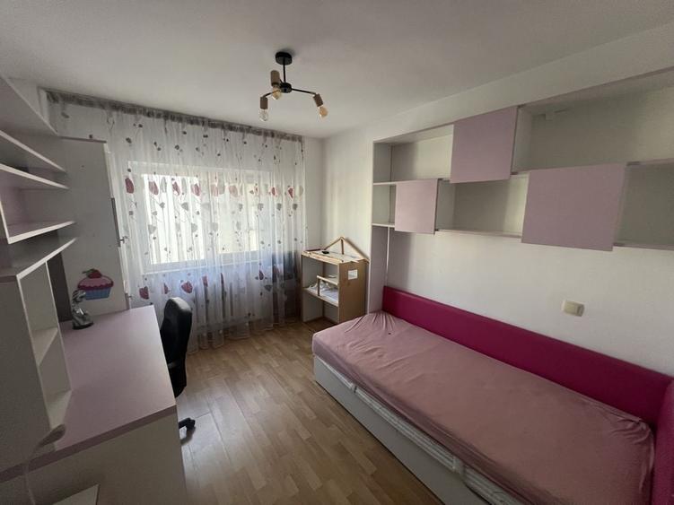 Apartament cu 4 camere decomandat în Central