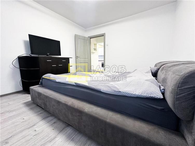 Apartament cu 3 camere semidecomandat în 9 Mai