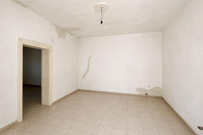 Casă individuală cu 7 camere cu Canalizare în Pârneava