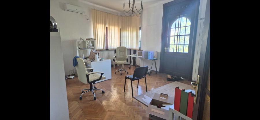 Apartament cu 3 camere decomandat în Romană