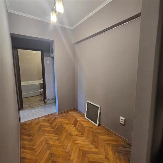 Apartament cu 3 camere semidecomandat în Piața Unirii