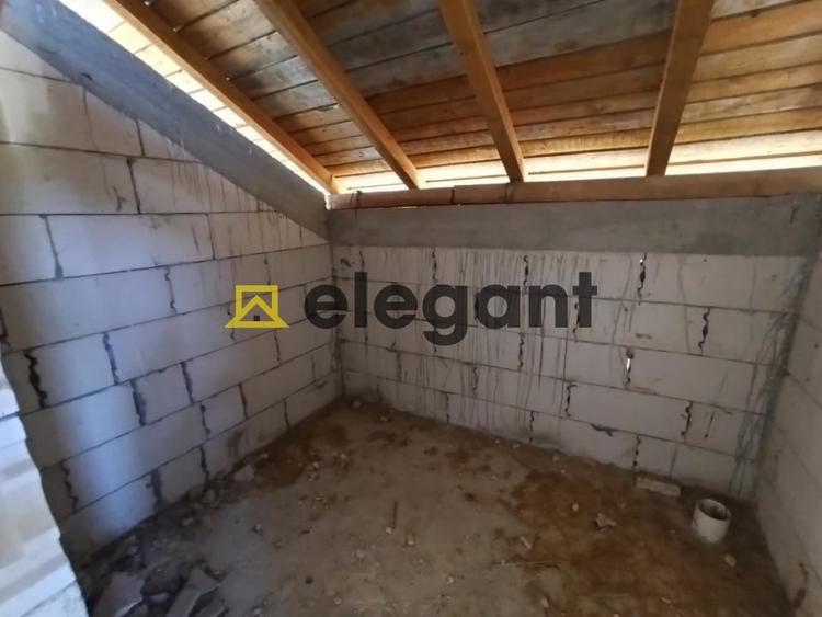 Casă individuală cu 5 camere cu Teren 400 Mp în Periferie