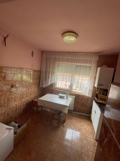 Apartament cu 3 camere decomandat în Exterior Vest