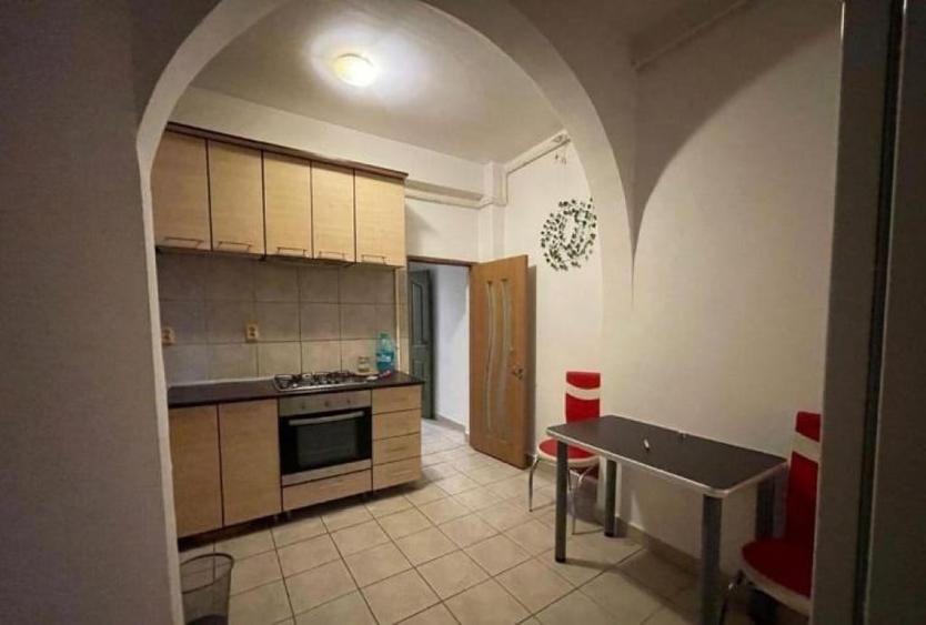 Apartament cu 3 camere semidecomandat în Calea Victoriei