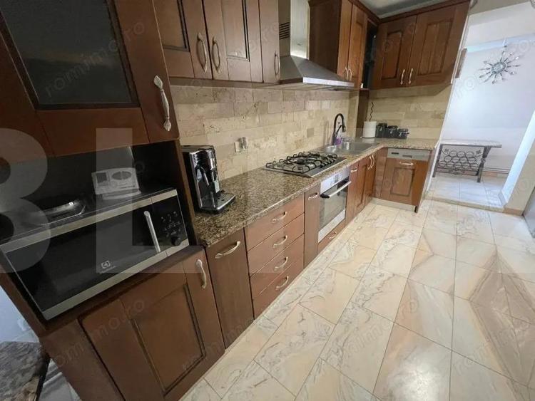 Apartament cu 4 camere decomandat în Girocului