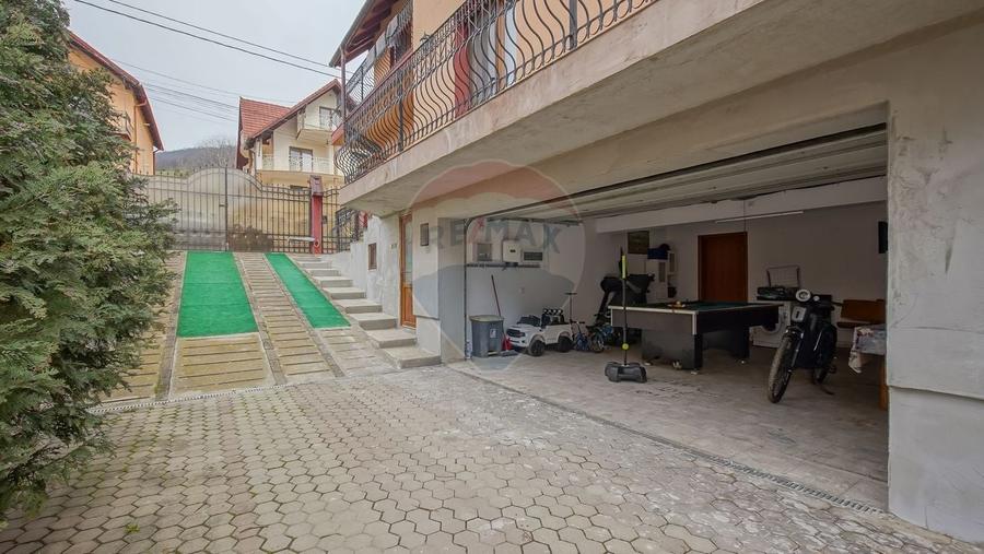 Casă cu 7 camere cu Teren 300 Mp în Central
