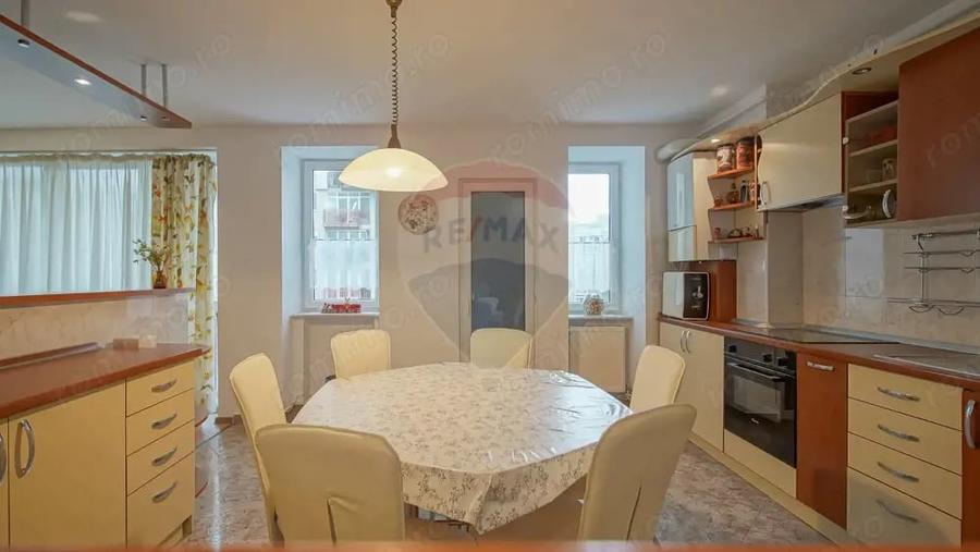Apartament cu 3 camere decomandat în 13 Decembrie