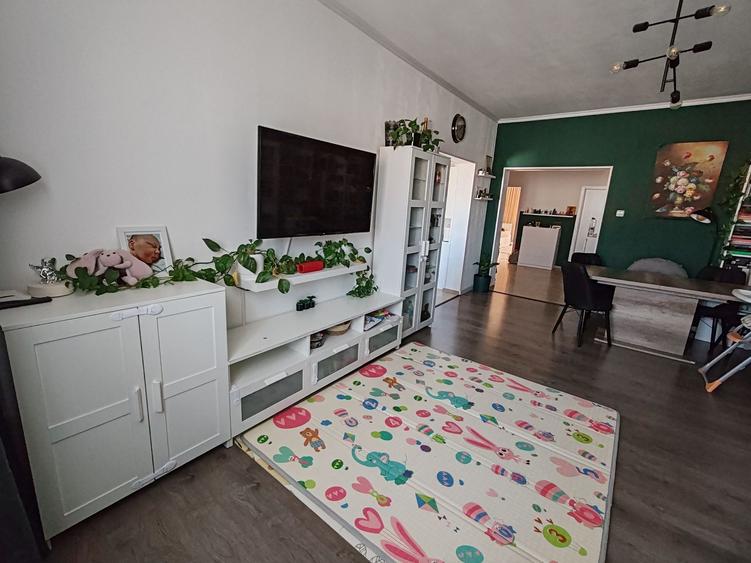 Apartament cu 3 camere decomandat în Ghiroda
