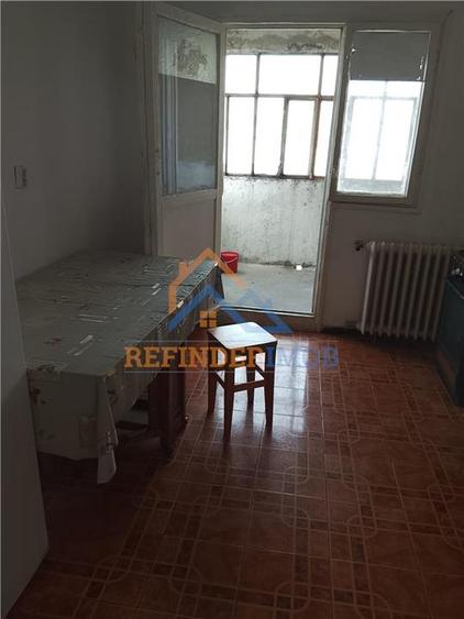 Apartament cu 4 camere semidecomandat în Rahova