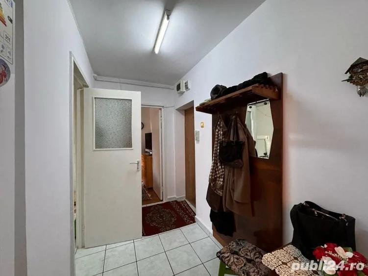 Apartament cu 3 camere semidecomandat în Zamfirescu