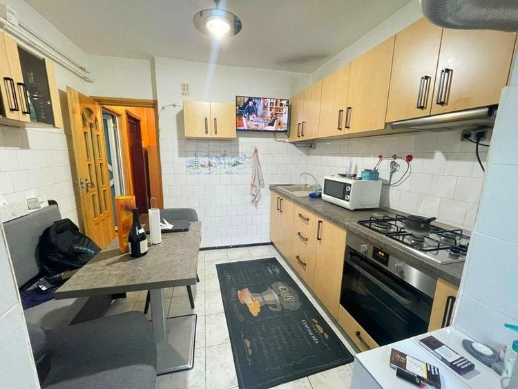 Apartament cu 3 camere decomandat, mobilat în Oancea