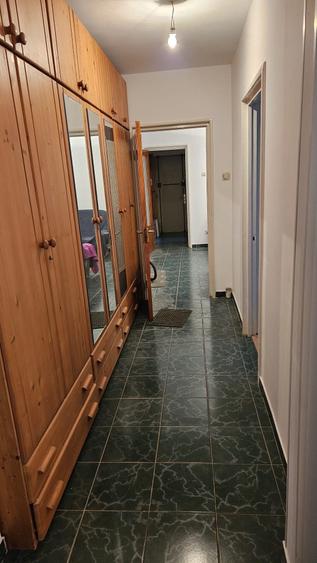 Apartament cu 3 camere semidecomandat în Pantelimon
