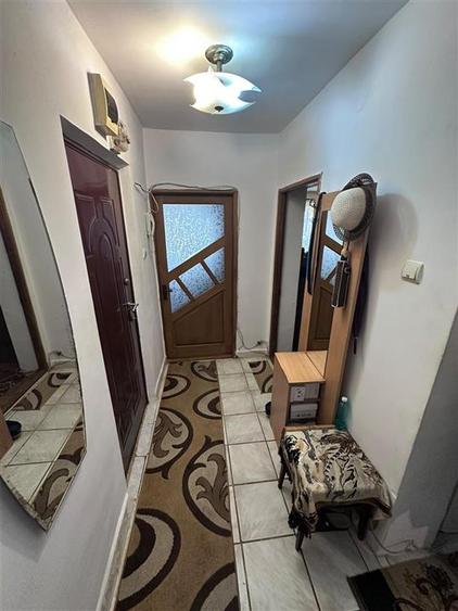 Apartament cu 3 camere decomandat în Podu Roș