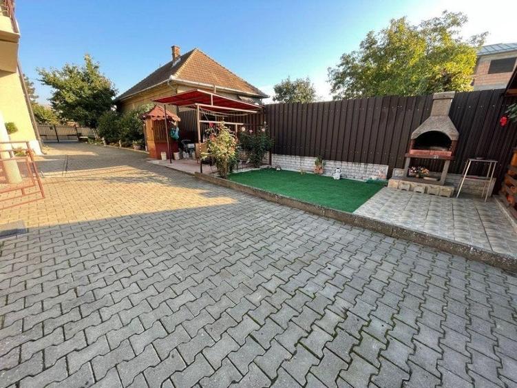 Casă individuală cu 9 camere cu Garaj în Florești