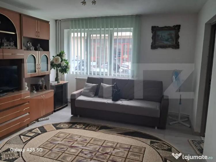 Apartament cu 3 camere semidecomandat în Central