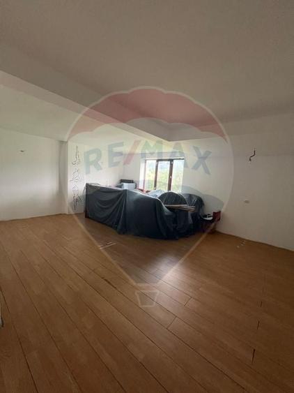 Casă individuală cu 18 camere cu Teren 600 Mp în Nord