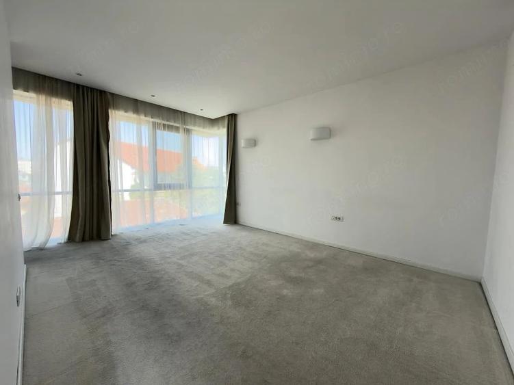 Apartament cu 3 camere în P-ța Universității
