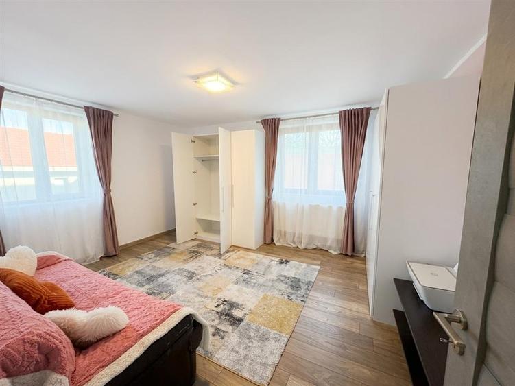Casă cu 9 camere cu Teren 814 Mp în Cihei
