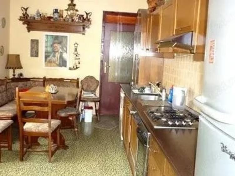 Casă cu 6 camere în Central