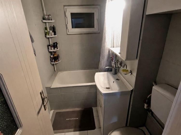 Apartament cu 3 camere decomandat, mobilat în Rovine