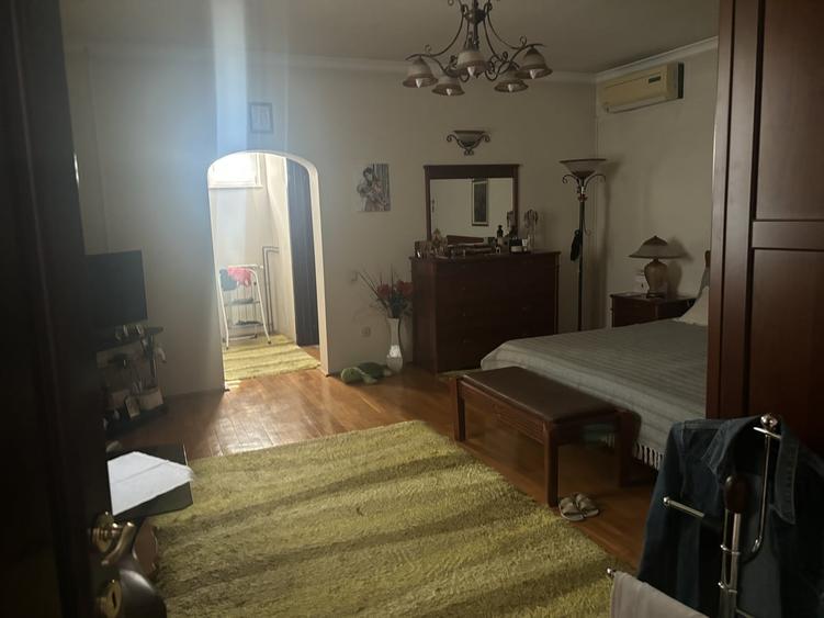 Casă cu 7 camere cu Teren 1000 Mp în Central