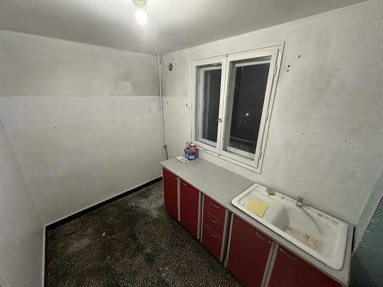 Apartament cu 3 camere semidecomandat în Berceni