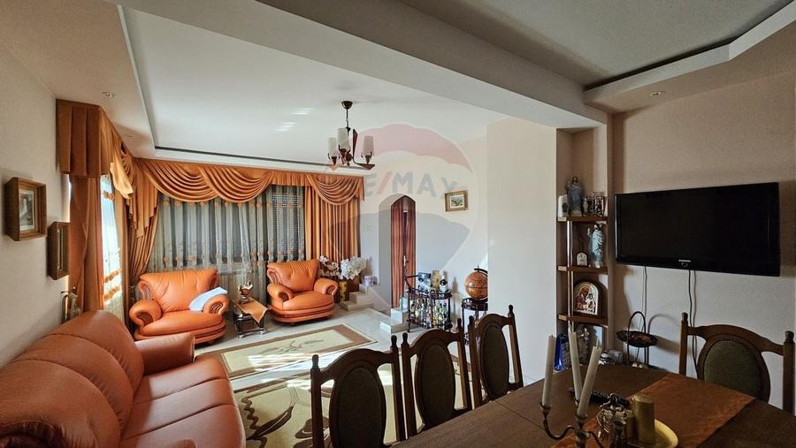 Casă individuală cu 17 camere cu Teren 1080 Mp în Obcini