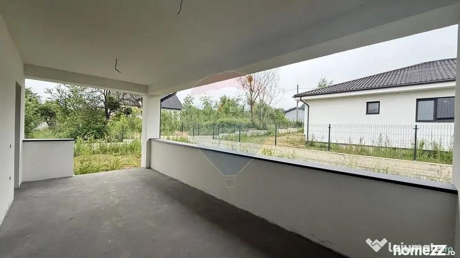 Casă cu 7 camere cu Teren 892 Mp în Est