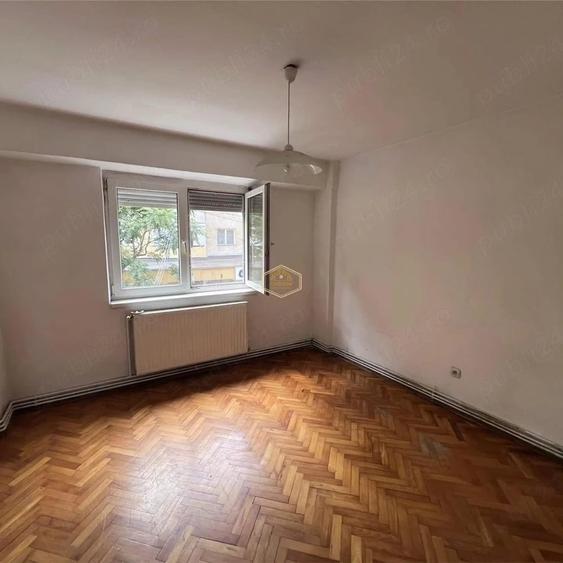 Apartament cu 3 camere semidecomandat în Micro 16
