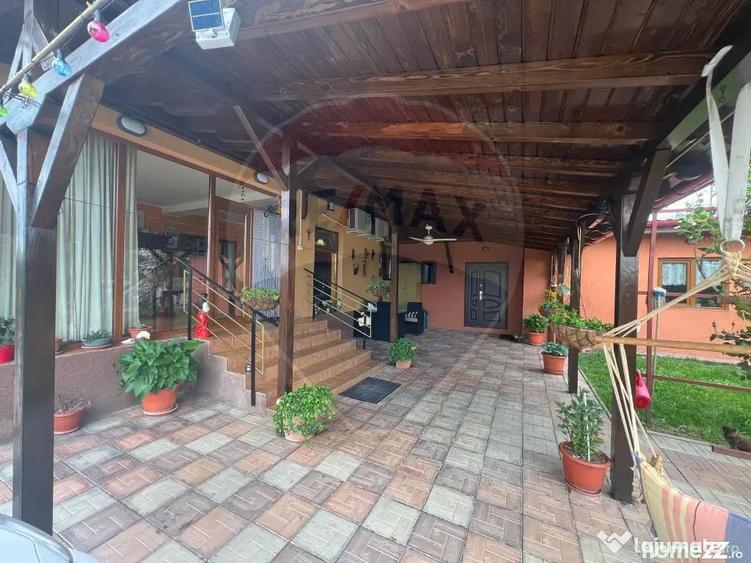 Casă cu 7 camere cu Teren 983 Mp în Garoafa