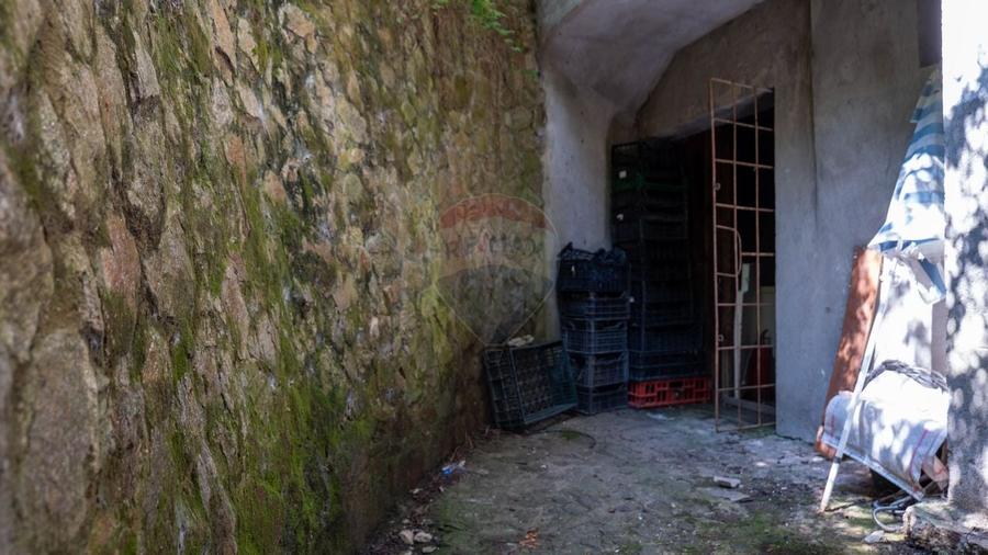 Casă individuală cu 10 camere cu Teren 1348 Mp în Sânbotin