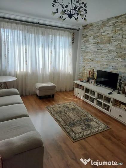 Apartament cu 3 camere semidecomandat în Craiovița Nouă