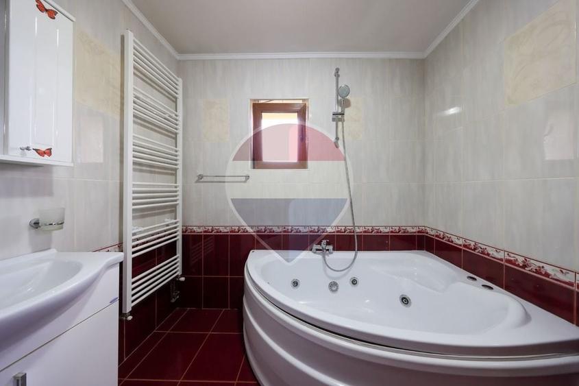 Casă individuală cu 4 camere cu Teren 2389 Mp în Sânpetru