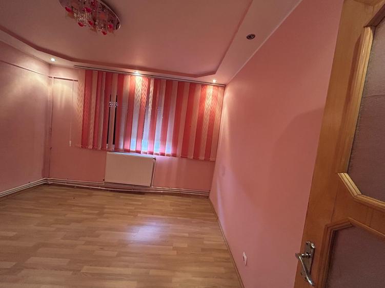 Apartament cu 3 camere decomandat în Buzaului