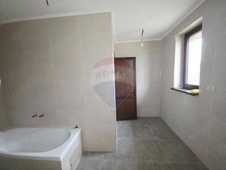 Casă cu 5 camere cu Teren 6110 Mp în Girov