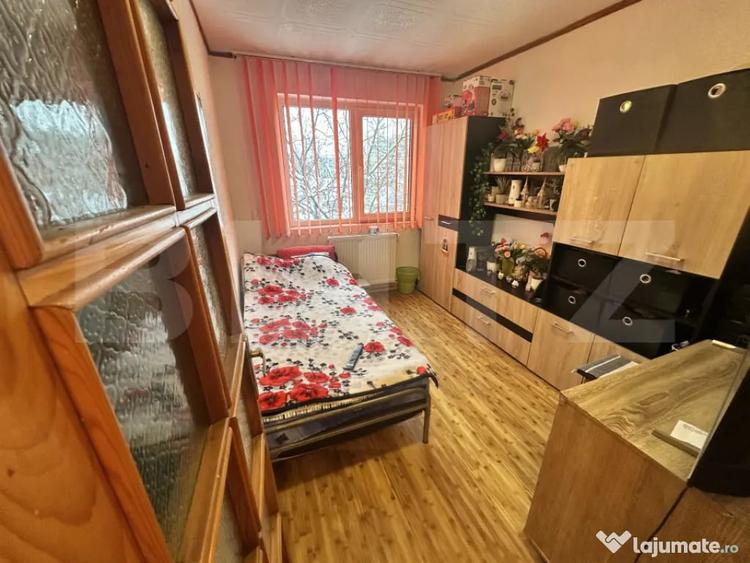 Apartament cu 3 camere semidecomandat în Gojdu