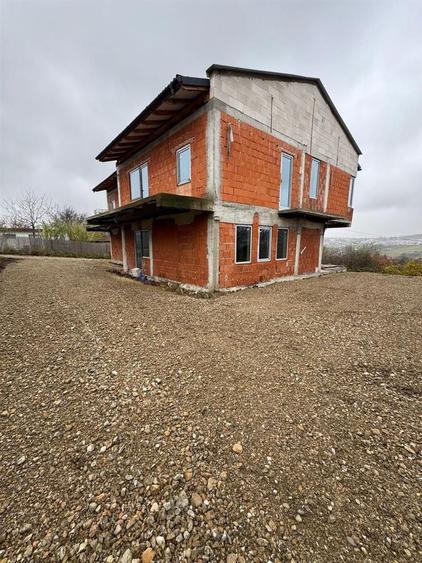 Duplex cu 10 camere decomandat cu Canalizare în Dealuri Oradea