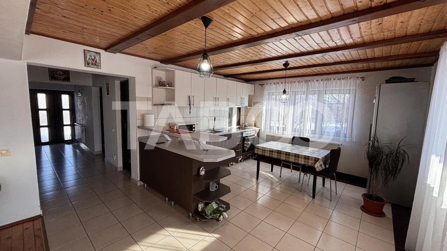 Casă individuală cu 6 camere cu Canalizare în Șura Mare