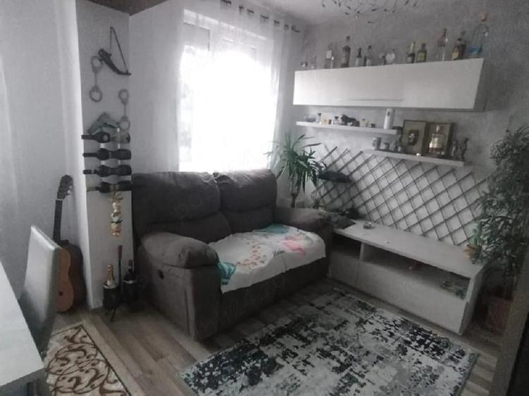 Apartament cu 3 camere decomandat în Ostra