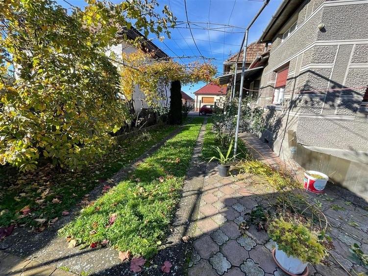 Casă individuală cu 5 camere cu Teren 4500 Mp în Tinăud