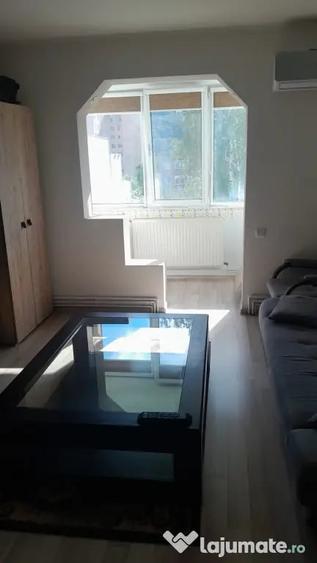Apartament cu 3 camere semidecomandat în Central